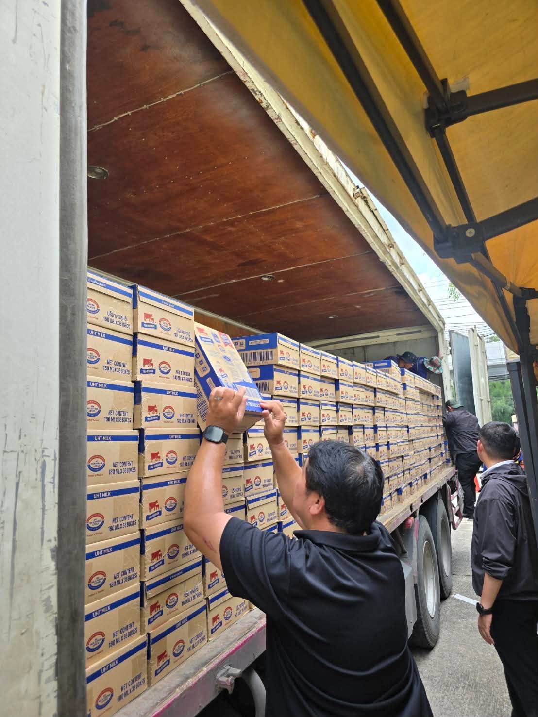 title - ส.ป.ก. ร่วมภารกิจขนส่ง “นม” UHT ไทย เดนมาร์ค จำนวน 6,000 กล่อง เพื่อช่วยเหลือประชาชนผู้ประสบภัยน้ำท่วมในพื้นที่กรุงเทพฯ และปริมณฑล